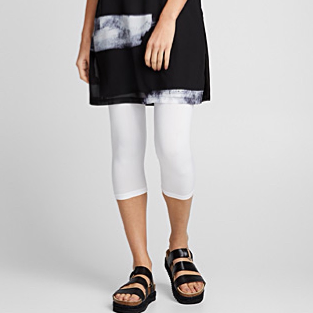 Basic minimalist white capri leggings NWT